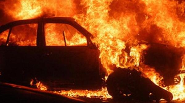 sase masini au fost incendiate la curtea de arges