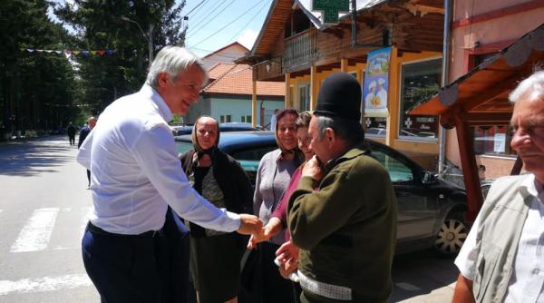 novaci  urcatul oilor la munte  eugen teodorovici  opozitia a ales sa vanda electoral un prilej de bucurie
