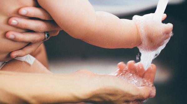 trei fetite la spital dupa ce mama le a spalat pe cap ce substanta a folosit femeia este incredibil