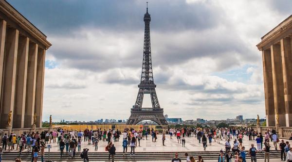 alerta la paris turnul eiffel a fost evacuat barbatul amenita ca se sinucide update