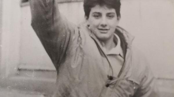 greu de ghicit cine este in poza il recunoasteti