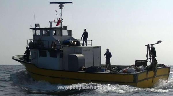 pescador turcesc oprit cu focuri de arma de garda de coasta nava s a scufundat