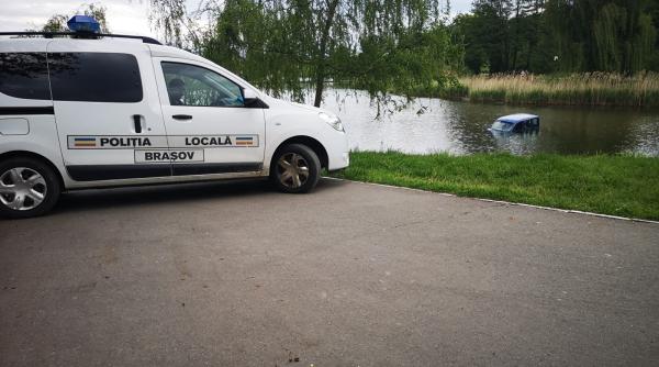masina cazuta intr un lac protejat din brasov  soferul a uitat de frana de mana