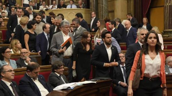 parlamentarii separatisti din catalonia jura sa respecte constitutia dar cu rezerve