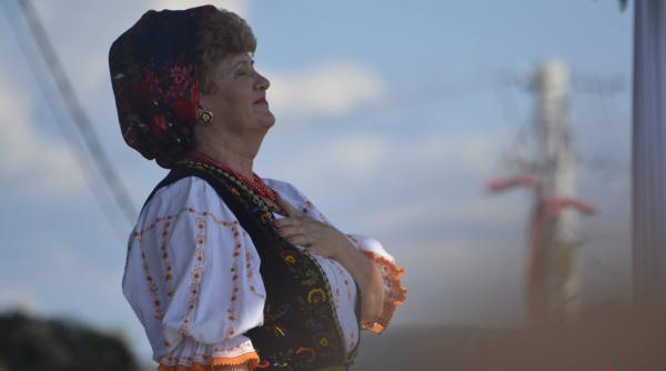 spectacol pe campia libertatii inainte de sosirea papei