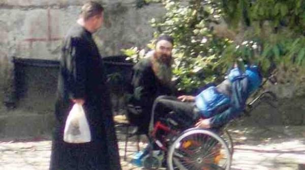 mihai nesu lansare de carte in scaunul cu rotile