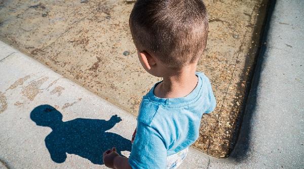 copil de 8 ani din brasov disciplinat de mama l a tarat cu masina dupa ce l a abandonat