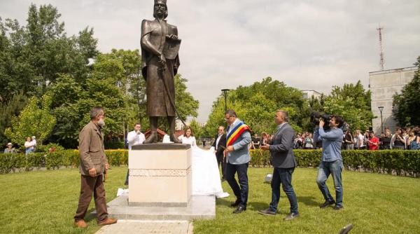 statuie a lui tudor vladimirescu  dezvelita in sectorul 6