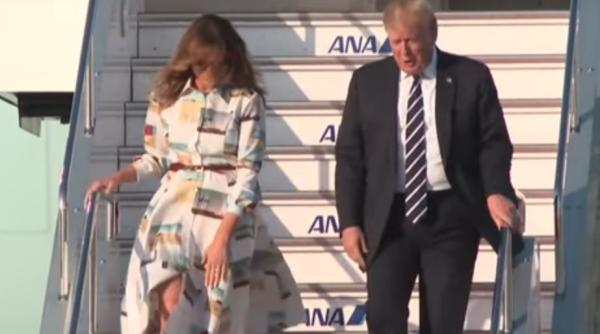 melania trump in dificultate la sosirea pe aeroportul din tokio video