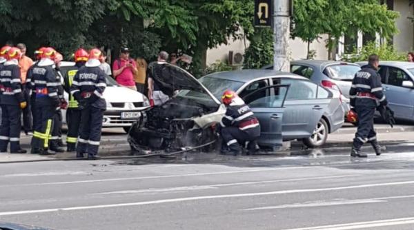 o masina a luat foc pe un bulevard din bucuresti
