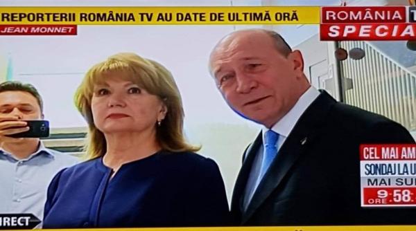 traian basescu si sotia la coada la vot