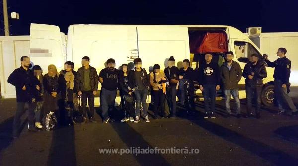 microbuz plin cu migranti ascunsi in cutii de carton oprit la ptf nadlac ii