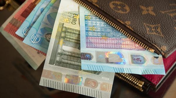 se schimba bancnotele de 100 si 200 de euro ce se intampla cu cele vechi