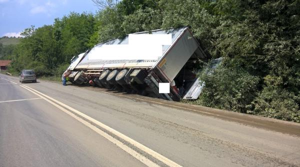 tir incarcat cu tevi metalice rasturnat in sant scurgeri de combustibil