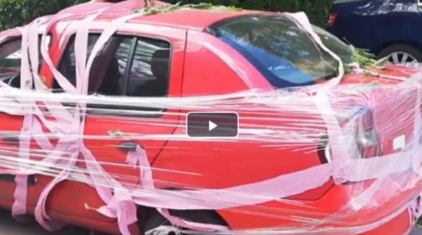 incident la targoviste o masina a fost acoperita cu hartie igienica si banda adeziva