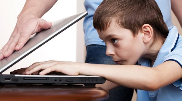 dependenta de internet in randul copiilor semnal de alarma