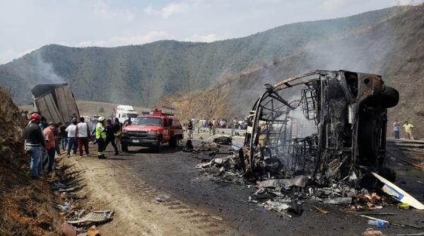 pelerini arsi de vii dupa un accident de autobuz