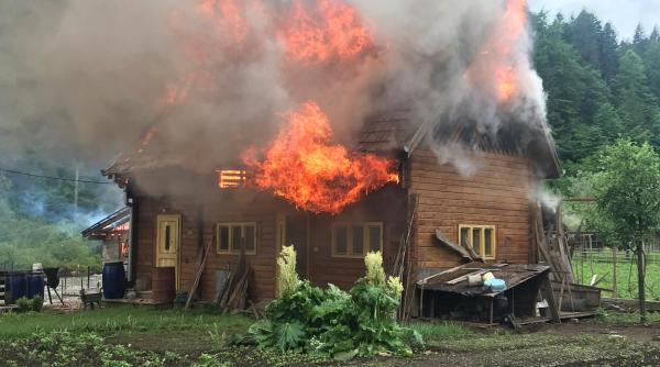cabana in flacari pompierii intervin de urgenta