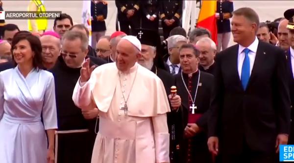 gesturile papei francisc la sosirea in romania ce i au transmis klaus iohannis si carmen iohannis