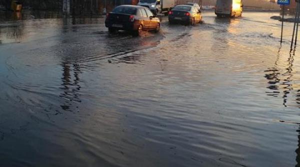 infotrafic 31 mai trafic blocat pe dn17d din cauza apei de pe carosabil