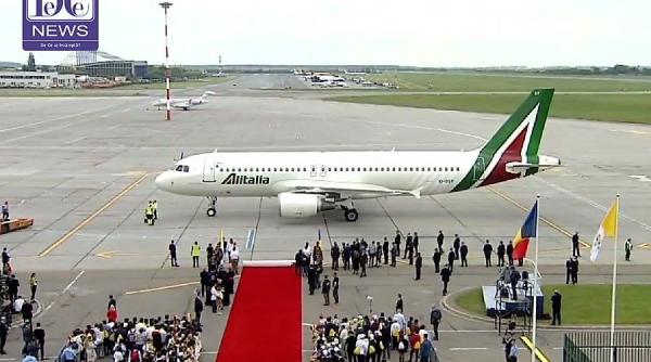 papa francisc in romania primele imagini de pe aeroportul otopeni