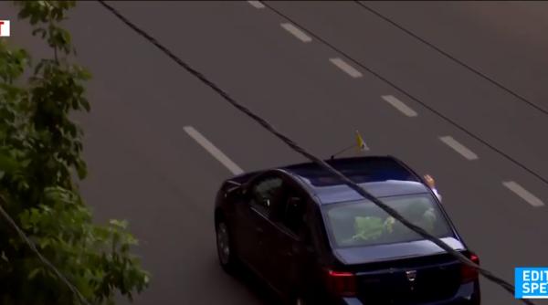papa francisc salutat tot drumul de la otopeni spre cotroceni foto