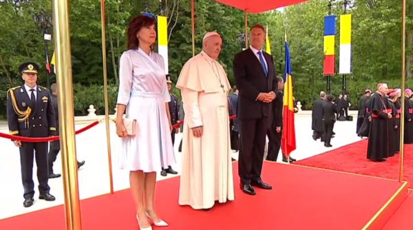 papa in romania ce a vrut sa transmita carmen iohannis prin rochia purtata
