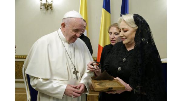 papa in romania dancila cadou pentru suveranul pontif am scris si cateva cuvinte
