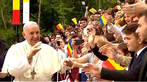 papa in romania mii de oameni   pe strazile din zona catedralei sf  iosif  pentru a l saluta pe papa