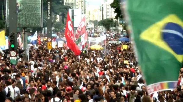 proteste masive ale profesorilor si studentilor impotriva guvernului brazilian