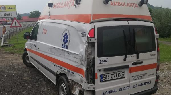 sibiu  ambulanta aflata in misiune  lovita de un camion