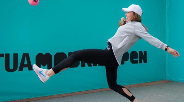 simona halep m am nascut sa port blugi hanorace si adidasi