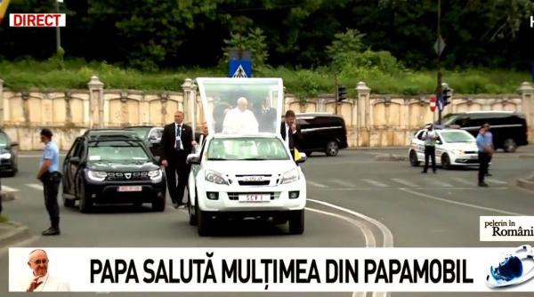 suveranul pontif a plecat de la catedrala mantuirii neamului in alt papamobil decat cel anuntat oficial