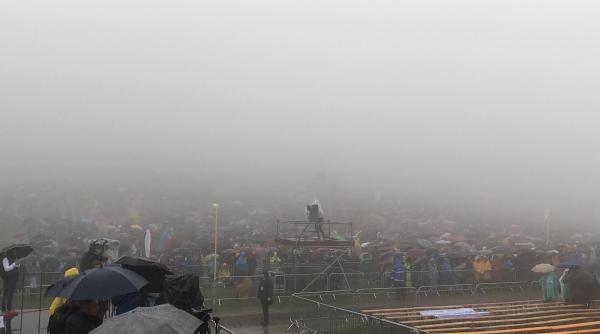 ceata densa la sumuleu ciuc in asteptarea papei francisc galerie foto