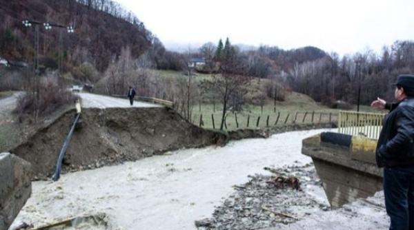 familie luata de ape in prahova primarul comunei sangeru politistul era la o casa distanta