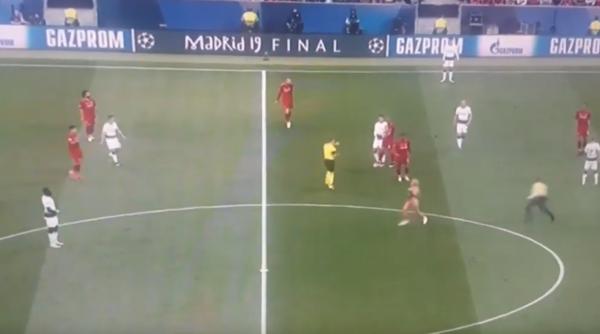 finala champions league intrerupta o femeie a patruns aproape dezbracata pe teren