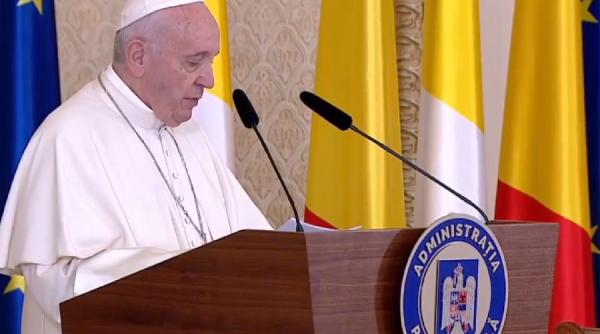 papa francisc a recitat din eminescu si a salutat multimea in limba romana la iasi