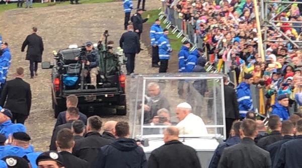 semn divin la sosirea papei francisc la sumuleu ciuc