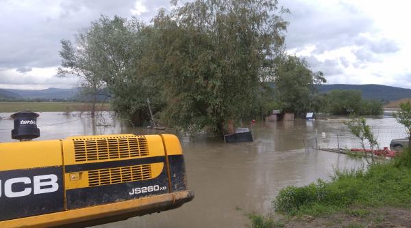 barbat cu atv ul luat de viitura pompierii il cauta de urgenta