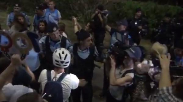 incidente in cursul unei manifestatii impotriva puterii 10 politisti au fost raniti