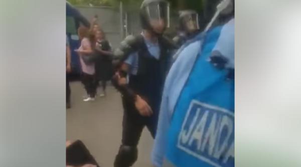 sotia insarcinata a unui fotbalist agresata de jandarmi la meci video