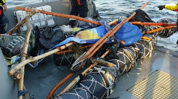 imigratie improvizata un barbat a vrut sa traverseze marea nordului cu o pluta din pet uri