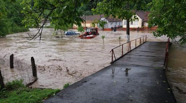inundatii in bihor  persoane evacuate si populatie avertizata prin ro alert   video