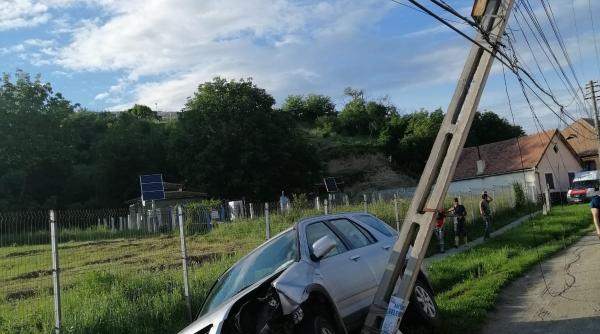 sibiu un sofer a rupt un stalp de electricitate masina usor avariata
