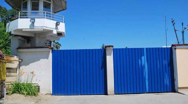 atac la penitenciarul deva un detinut a injunghiat un sef de schimb