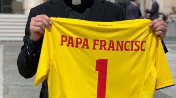 papa francisc a semnat la vatican pe tricoul nationalei romaniei