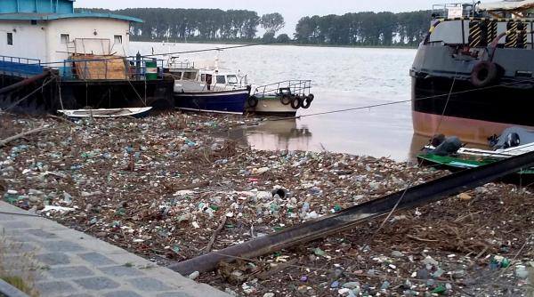 trecerea bac galati este sufocata de gunoaiele aduse in urma inundatiilor
