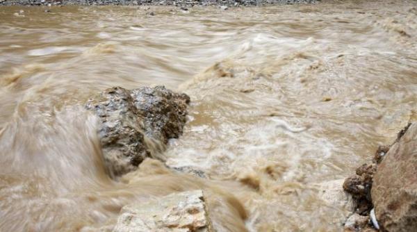 o viitura puternica a rupt un drum judetean in prahova