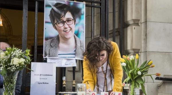 politia nord irlandeza a arestat un barbat in cazul uciderii jurnalistei lyra mckee