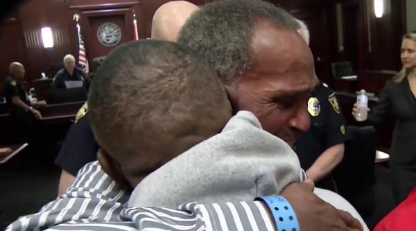 doi americani eliberati dupa 42 de ani de inchisoare pe nedrept gestul impresionat facut la iesirea din penitenciar